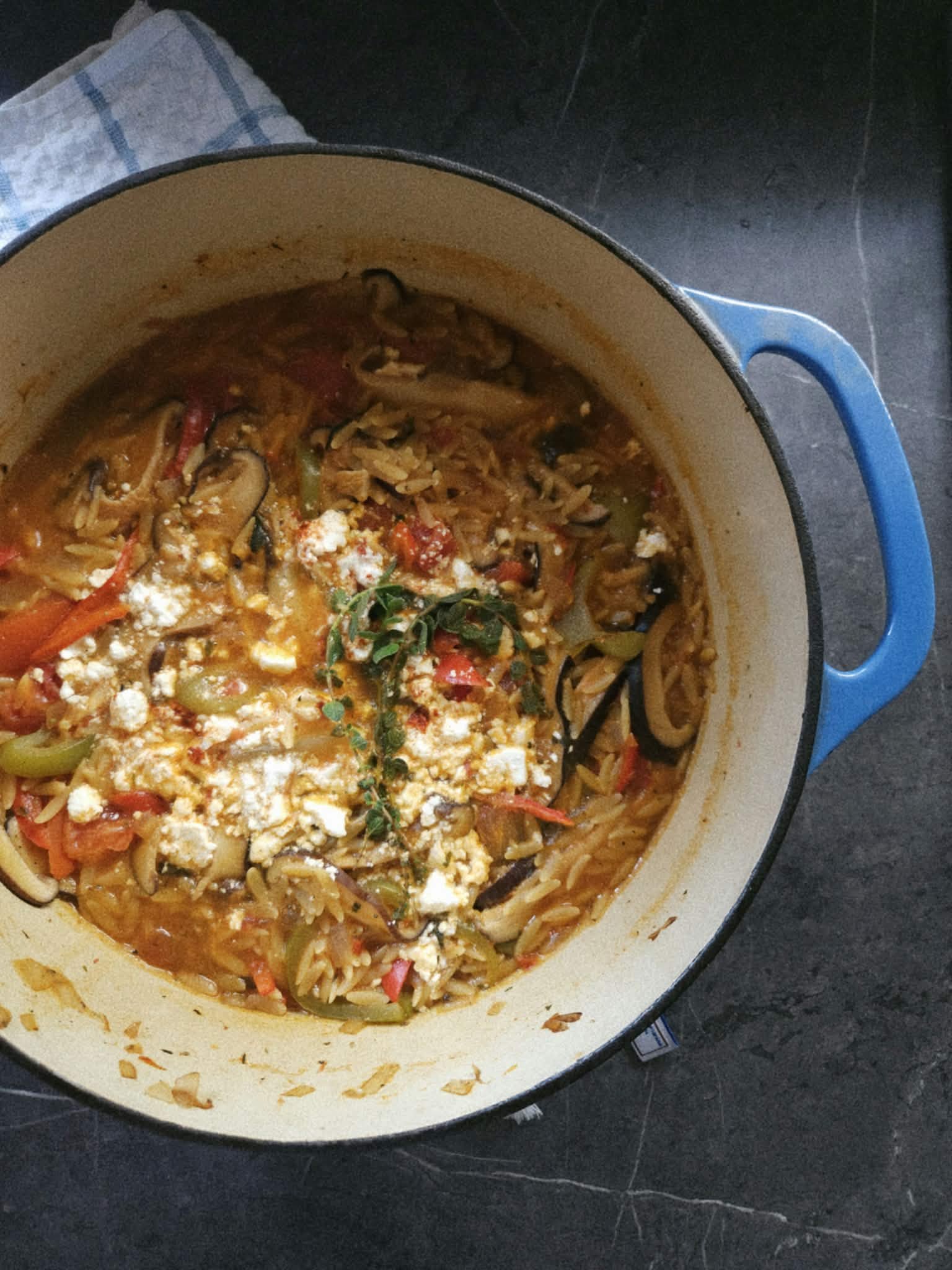 Κοκκινιστό κριθαράκι με μανιτάρια, πιπεριές και φέτα