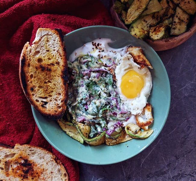 Αυγό με σάλτσα γιαουρτιού με κολοκύθι, μυρωδικά, ταχίνι και κάρυ