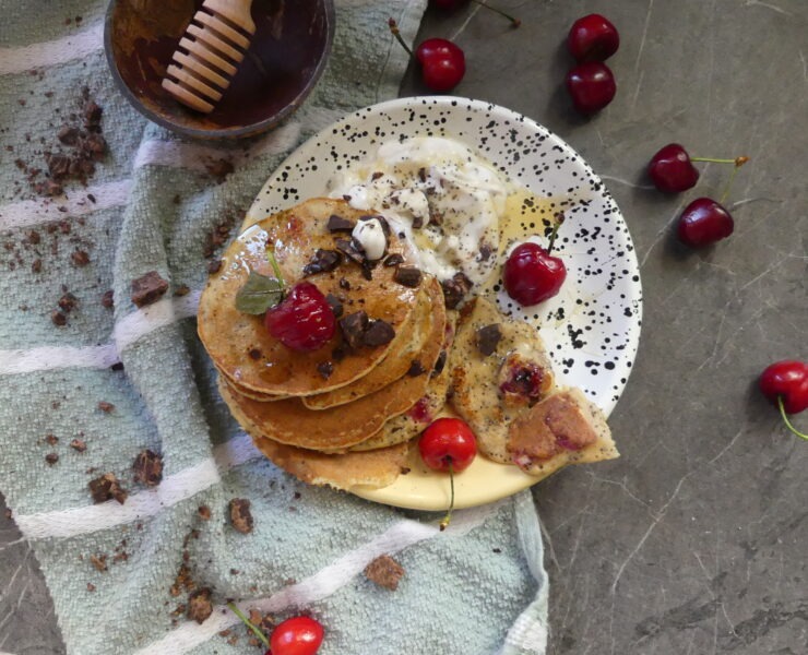 Pancakes με γιαούρτι και κεράσια