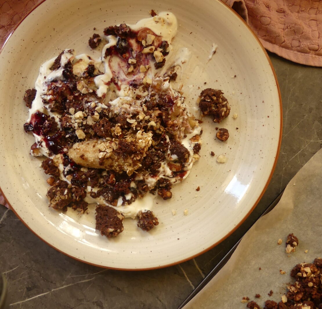 Σοκολατένιο crumble με ψητή μπανάνα και φουντούκια