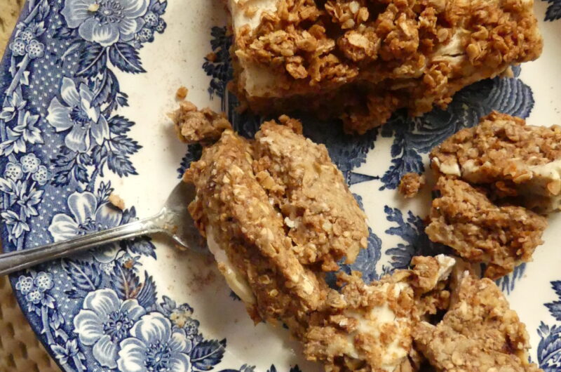 Κέικ μήλου με κρέμα και crumble χωρίς ψήσιμο