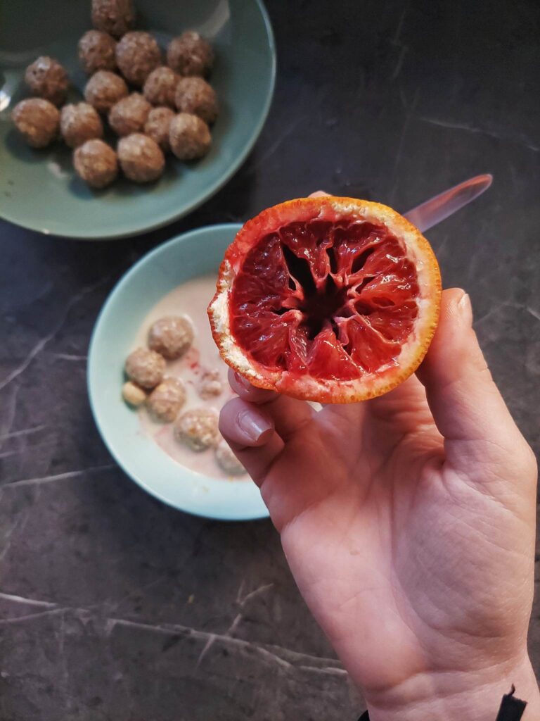 Μπάλες ενέργειας με βρώμη σε γάλα με blood orange και άρωμα λεμόνι