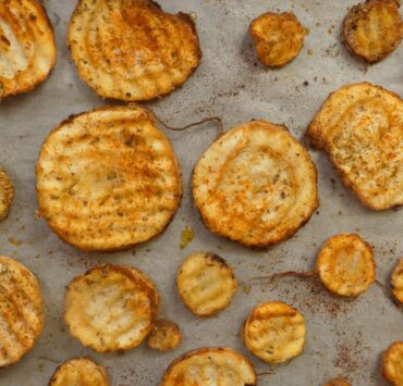 Παστινάκι σε φουρνιστά chips με πάπρικα και ρίγανη