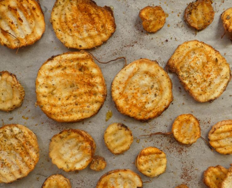 Παστινάκι σε φουρνιστά chips με πάπρικα και ρίγανη