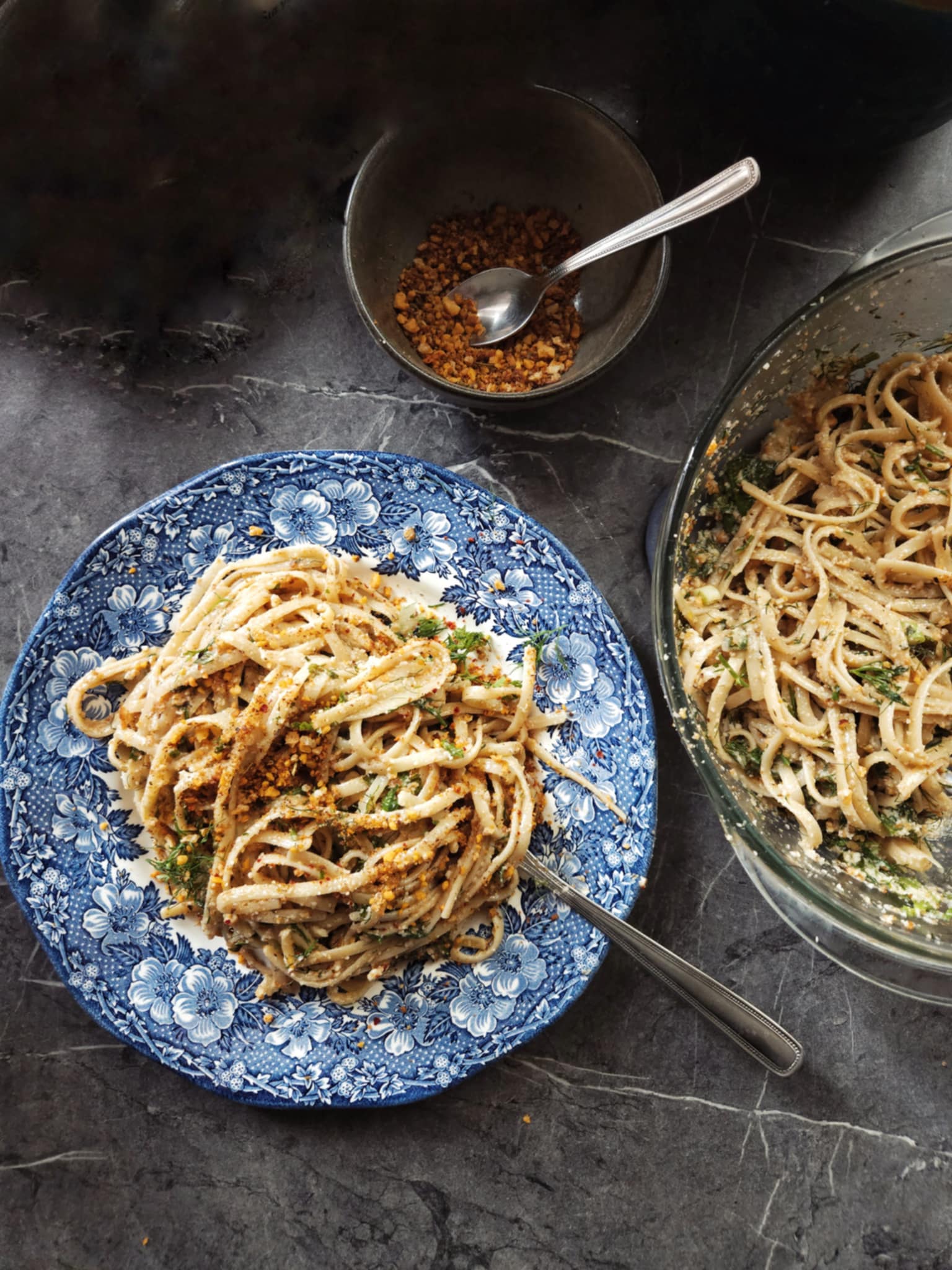 Μακαρονάδα με μυρωδικά και σάλτσα με  ξηρούς καρπούς και βότανα