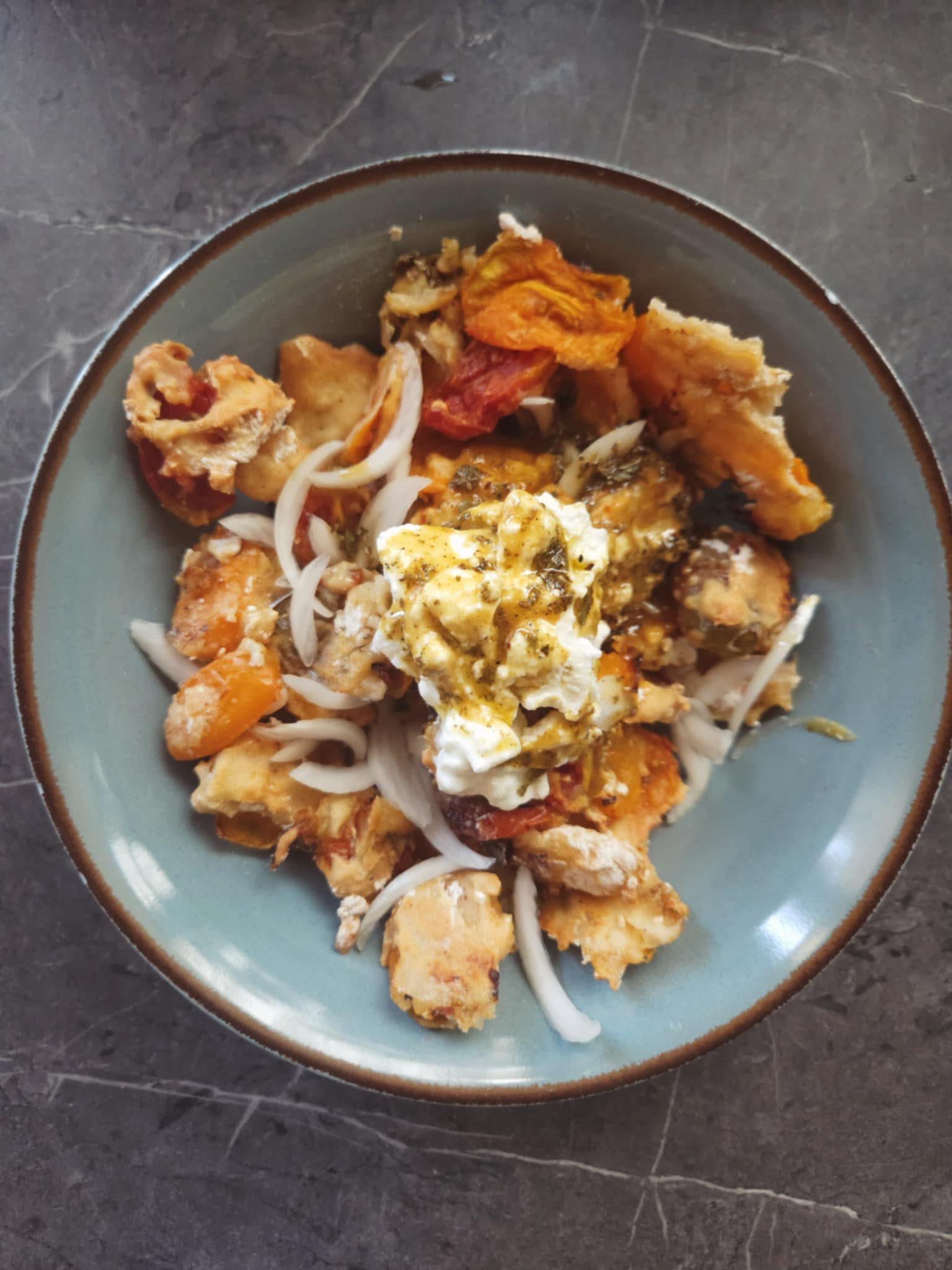 Σαλάτα με τραγανά ντοματίνια και vinaigrette βαλσάμικο 2 Ψητά ντοματίνια με τραγανή κρούστα και vinaigrette βαλσάμικο