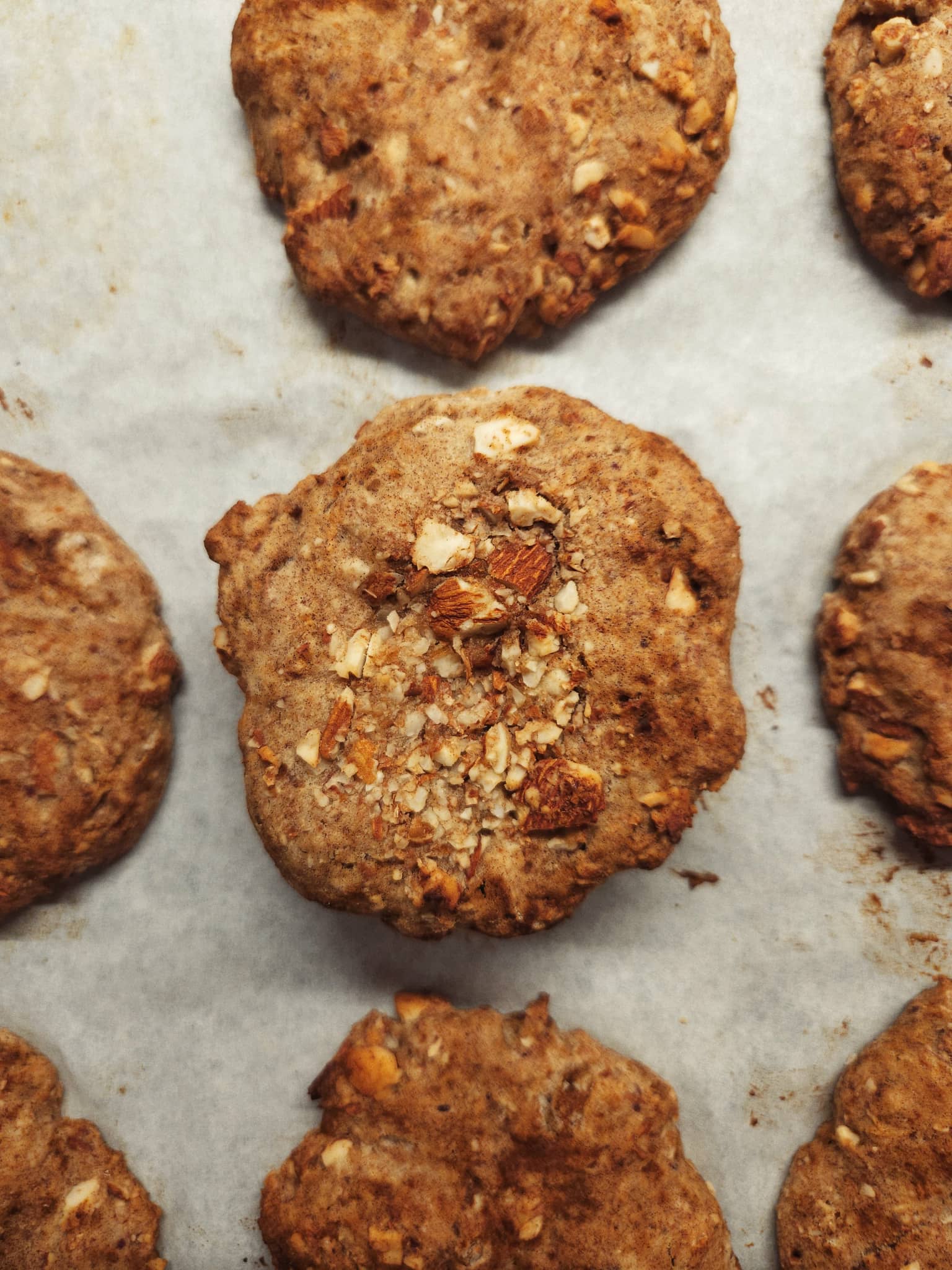 Soft cookies με χουρμάδες, σοκολάτα και αμύγδαλα