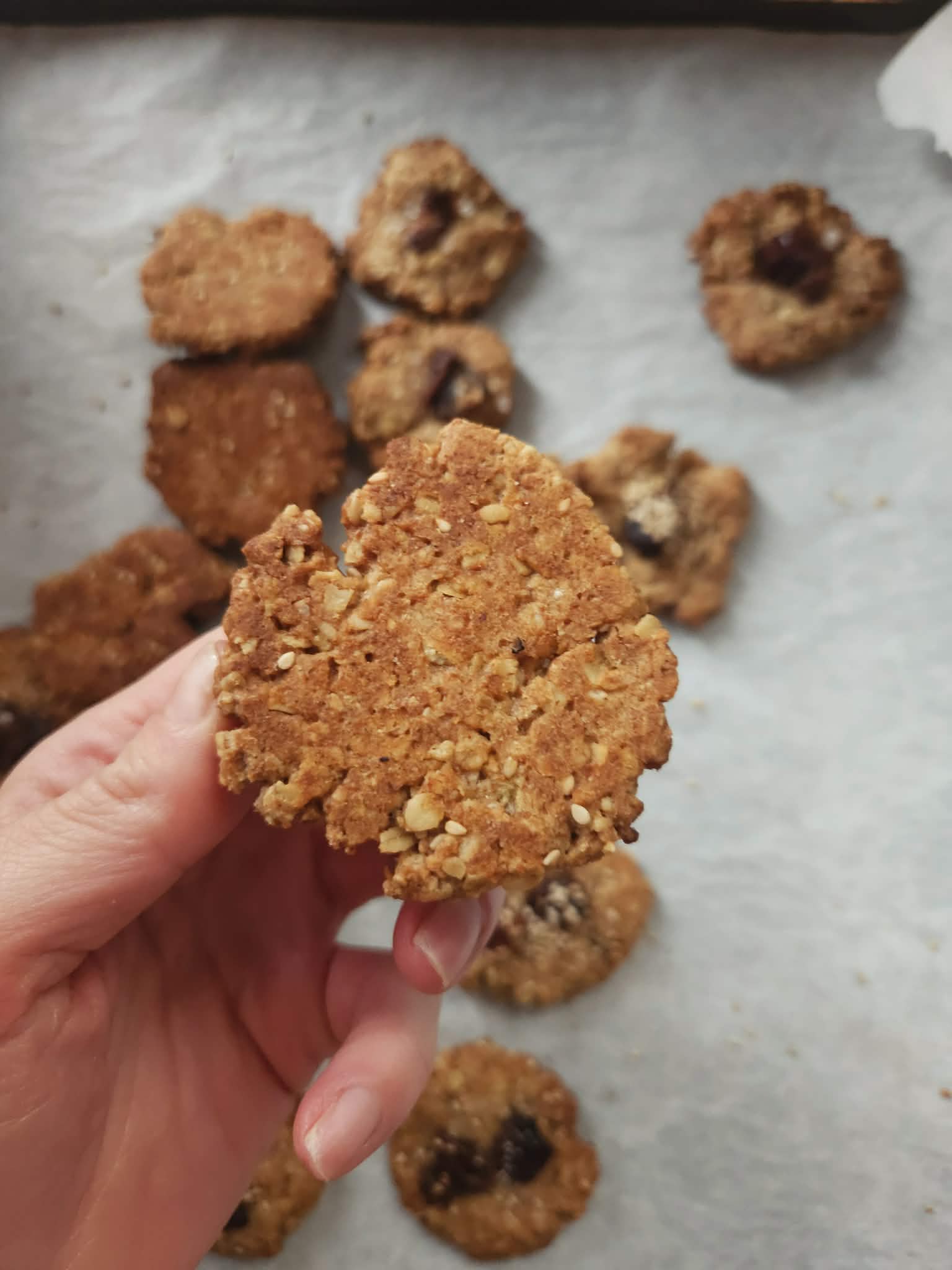 Μπισκότα με τζίντζερ, χουρμά και σουσάμι