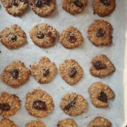 Μπισκότα με τζίντζερ, χουρμά και σουσάμι