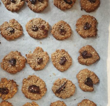 Μπισκότα με τζίντζερ, χουρμά και σουσάμι