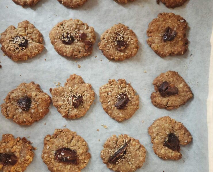 Μπισκότα με τζίντζερ, χουρμά και σουσάμι