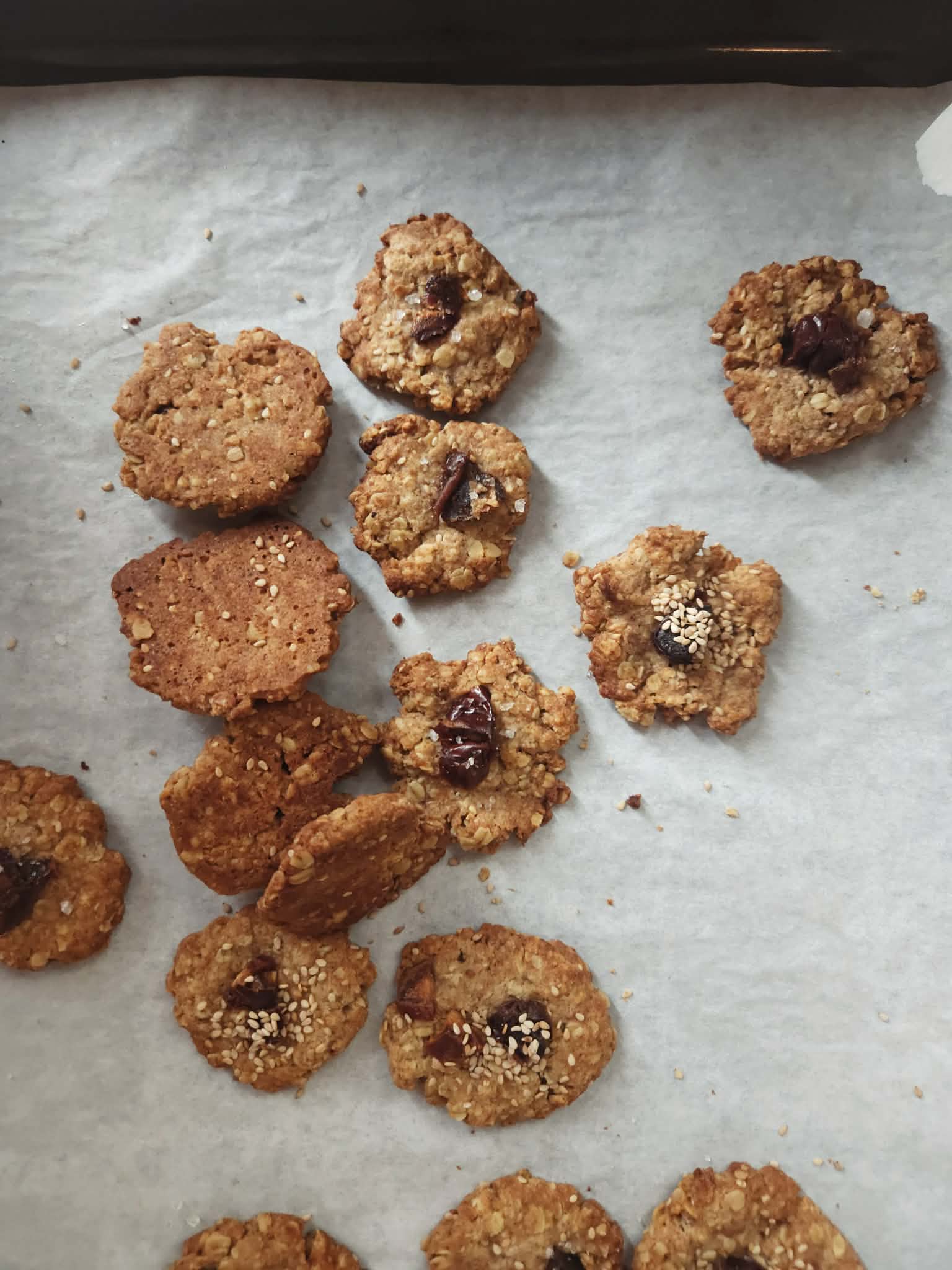 Μπισκότα με τζίντζερ, χουρμάδες και σουσάμι