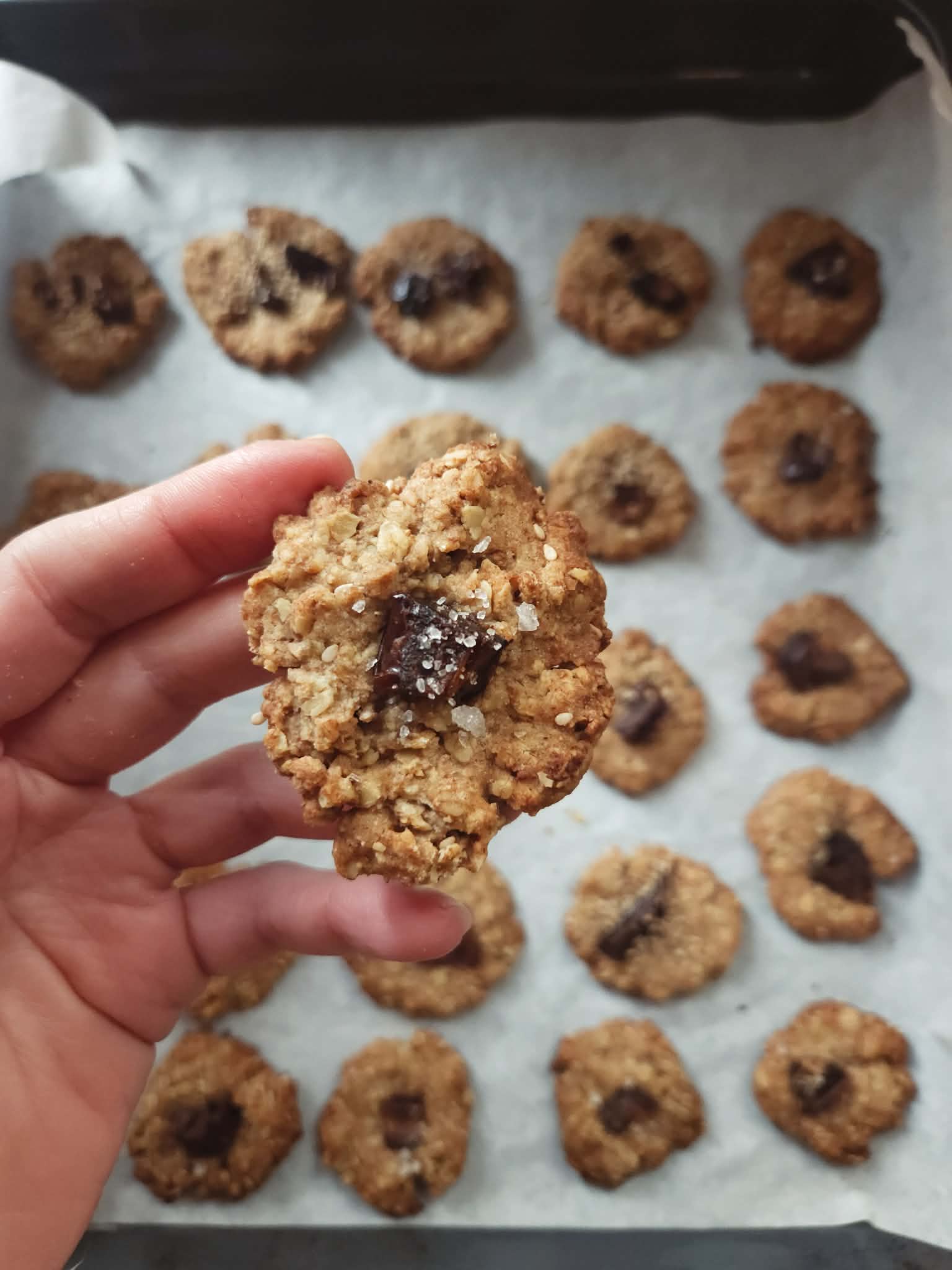 Μπισκότα με τζίντζερ, χουρμά και σουσάμι