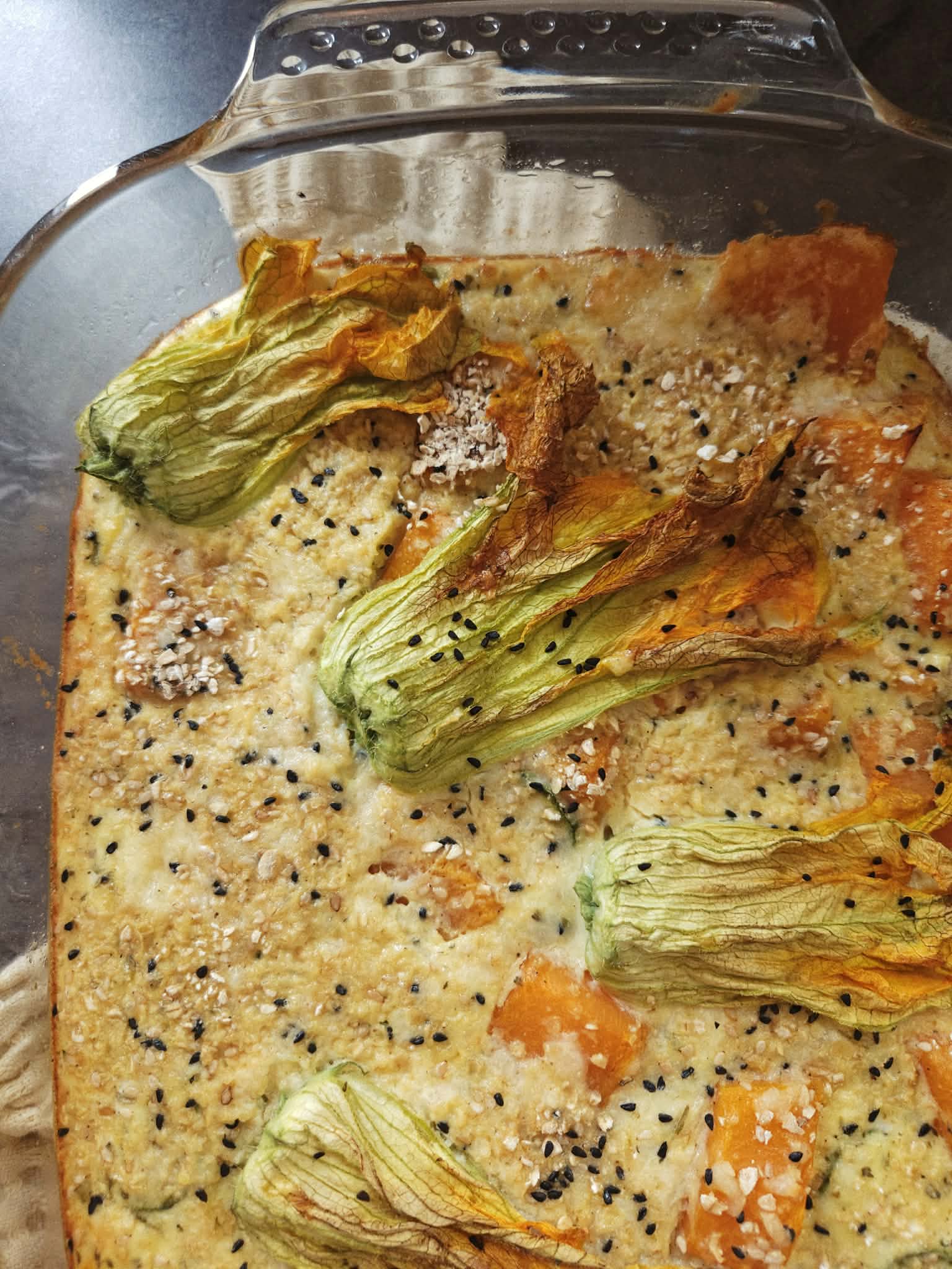 Ομελέτα φούρνου με κολοκύθα, κολοκυθάκια και βασιλικό