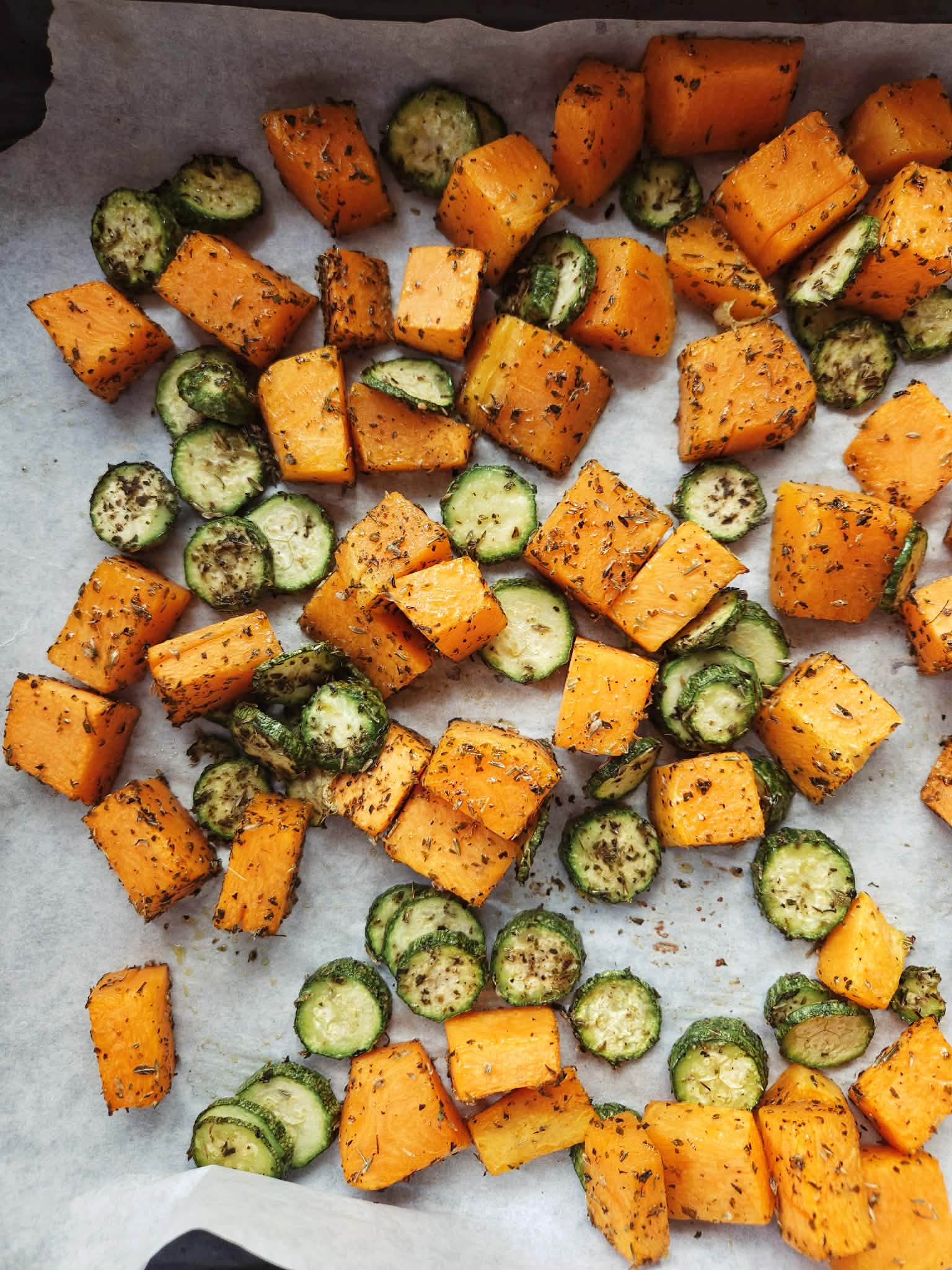 Ομελέτα φούρνου με κολοκύθα, κολοκυθάκια και βασιλικό