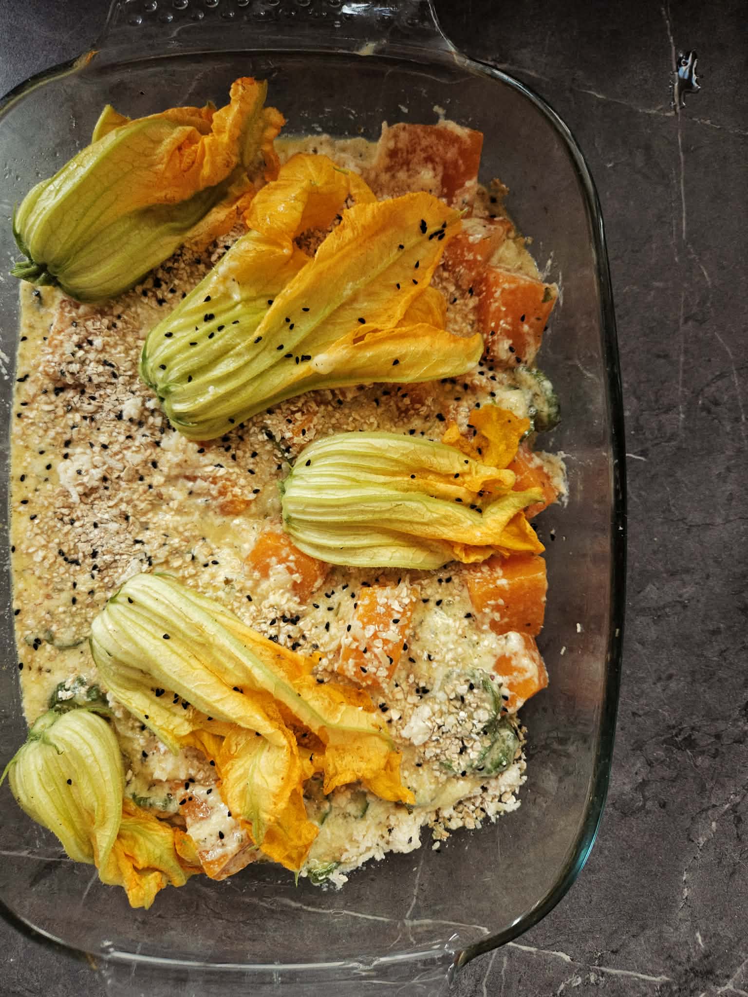 Ομελέτα φούρνου με κολοκύθα, κολοκυθάκια και βασιλικό