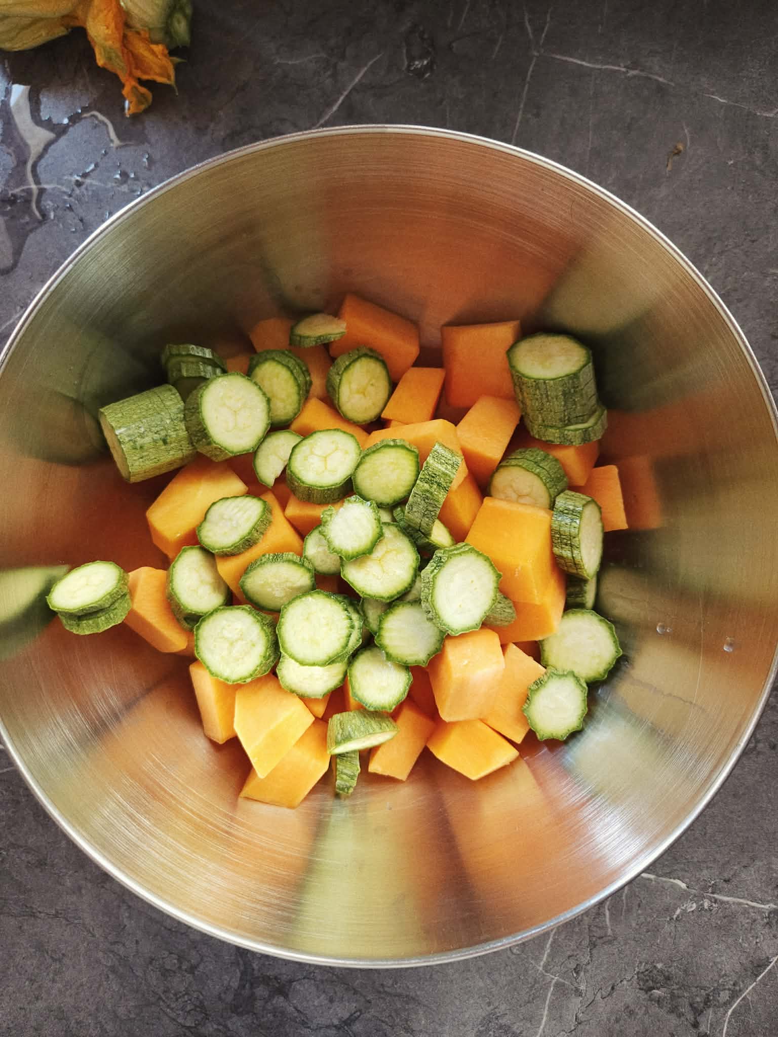 Ομελέτα φούρνου με κολοκύθα, κολοκυθάκια και βασιλικό