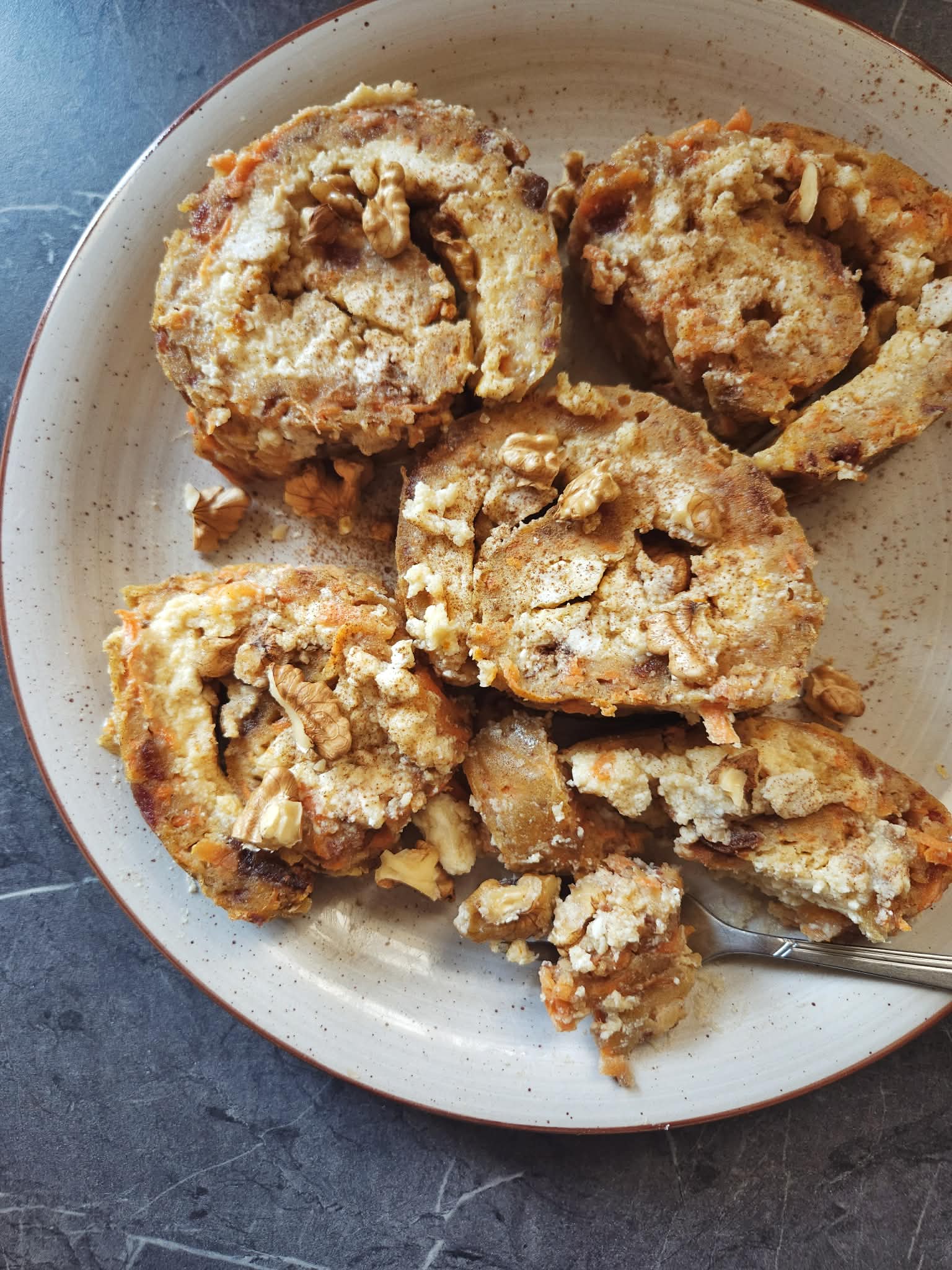 Κέικ καρότου σε ρολό με κρέμα από ελληνικά τυριά