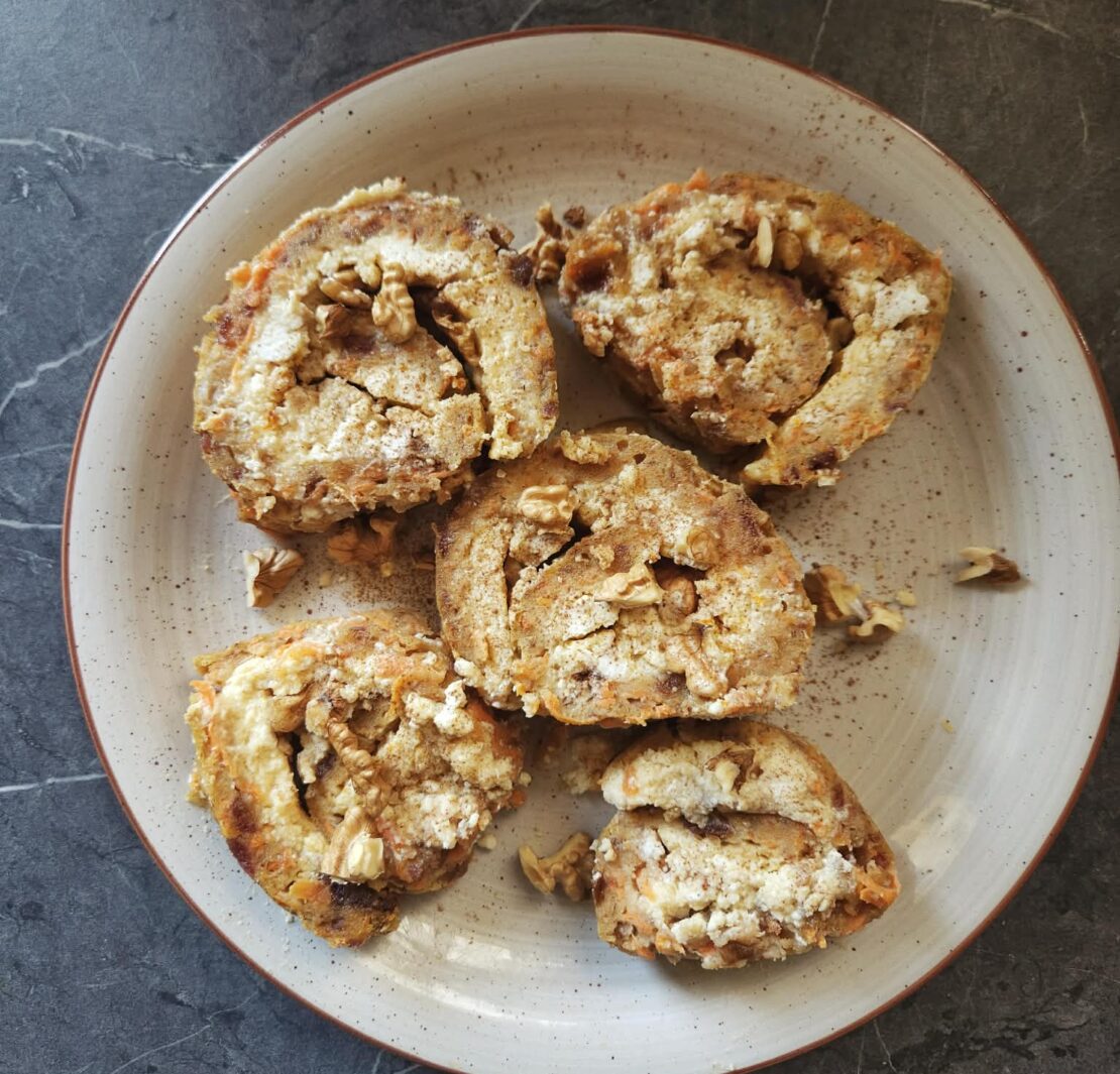 Κέικ καρότου σε ρολό γεμιστό με κρέμα από ελληνικά τυριά