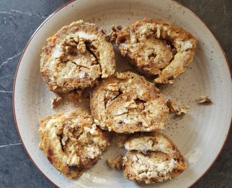 Κέικ καρότου σε ρολό γεμιστό με κρέμα από ελληνικά τυριά