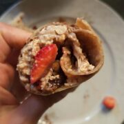 Τορτίγια γεμιστή με μαστιχωτή κρέμα βρώμης, μέλι και φράουλες